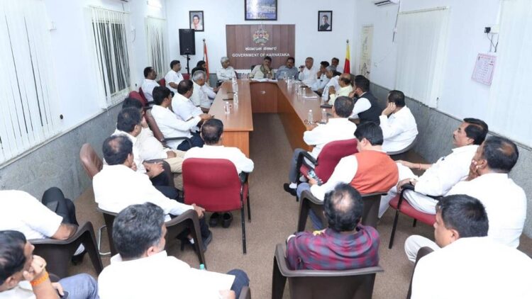 Vokkaligas, लिंगायत ने आंदोलन की धमकी दी क्योंकि 2015 कर्नाटक की 'जाति की जनगणना' उनकी प्रमुख स्थिति को डेंट करती है
