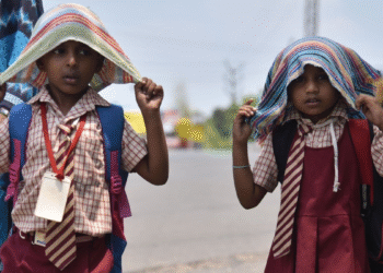 अपने स्कूल जाने वाले बच्चों को इन युक्तियों का पालन करके चरम गर्मी की गर्मी से बचाएं