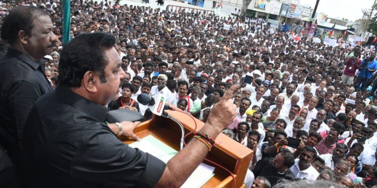 कैसे AIADMK अपने श्रमिकों और मतदाताओं को BJP के साथ गठबंधन पर दांव लगाने के लिए मनाने की योजना बना रहा है