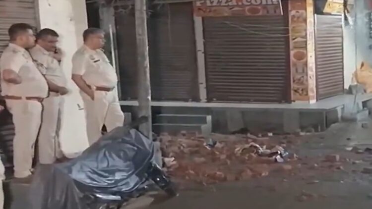दिल्ली: एक मृत, 2 घायल होने के बाद दीवार ढह गई