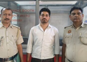 दिल्ली मेट्रो को गिरफ्तार करने वाले आदमी ने 'पीना' पकड़ा, उन्होंने कहा कि उन्होंने सोशल मीडिया पर वायरल जाने के लिए वीडियो शूट किया