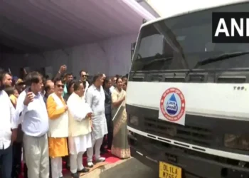 दिल्ली सीएम रेखा गुप्ता ने दिल्ली जल बोर्ड के लिए 1111 जीपीएस-सक्षम जल टैंकरों को बंद कर दिया