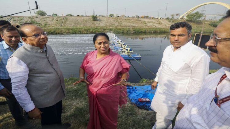 दिल्ली सीएम रेखा गुप्ता ने यमुना नदी के सफाई कार्य का निरीक्षण किया, 'हम नालियों को उकसा रहे हैं' | वीडियो