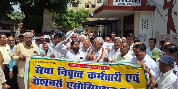 पेंशन संशोधनों के खिलाफ सेवानिवृत्त कर्मचारी और शिक्षक यूनियनों रैली