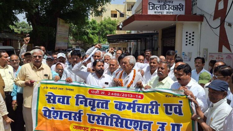 पेंशन संशोधनों के खिलाफ सेवानिवृत्त कर्मचारी और शिक्षक यूनियनों रैली