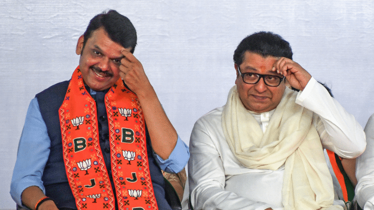 फडनवीस सरकार के खिलाफ 'हिंदी थोपा' रोना, क्यों राज ठाकरे की आवाज सबसे जोर से है