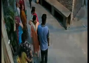 बुरारी में घरेलू हिंसा: महिला ने पति को पीटा, घसीटा और धमकी दी | न्याय के लिए न्याय