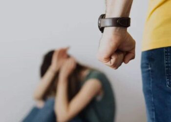 बुरारी में सार्वजनिक हमला: महिला ने पति को पीटा, घसीटा और धमकी दी - स्थानीय लोग हस्तक्षेप करते हैं