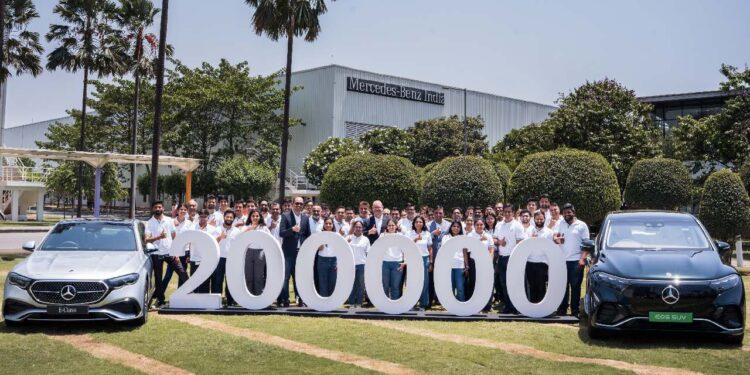 मर्सिडीज-बेंज ने 200,000 वीं मेड-इन-इंडिया कार को रोल किया