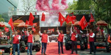 महिंद्रा ट्रैक्टर्स ने देशव्यापी 'राग राग लाल है' अभियान के तहत 'अश्वामे' को झंडे देते हैं, 40 साल के बाजार नेतृत्व का जश्न मनाते हैं