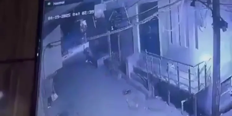 मुस्तफाबाद वायरल वीडियो: तूफान और बारिश के बाद दिल्ली के मुस्तफाबाद में चार मंजिला इमारत ढह गई; चार मृत, कई घायल