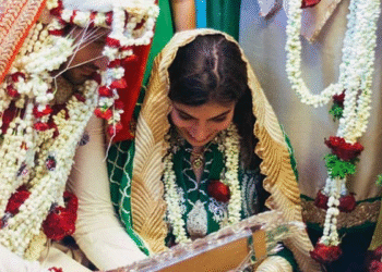 मुस्लिम अभिनेता जिन्होंने दो हिंदू अभिनेत्रियों से शादी की: उनकी नेट वर्थ और of 1200 करोड़ साम्राज्य को जानें