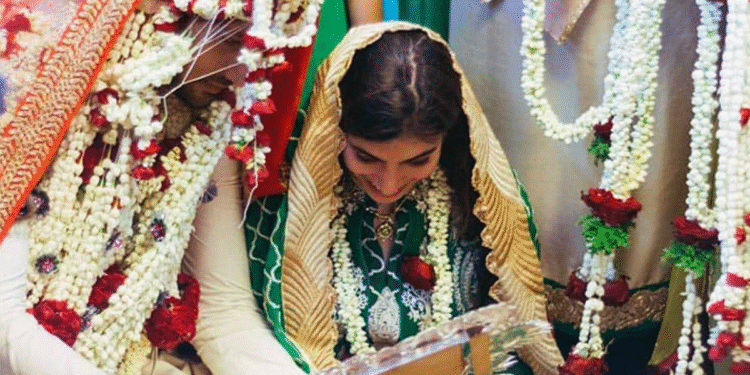 मुस्लिम अभिनेता जिन्होंने दो हिंदू अभिनेत्रियों से शादी की: उनकी नेट वर्थ और of 1200 करोड़ साम्राज्य को जानें