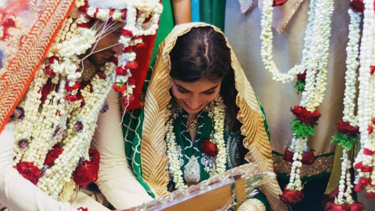 मुस्लिम अभिनेता जिन्होंने दो हिंदू अभिनेत्रियों से शादी की: उनकी नेट वर्थ और of 1200 करोड़ साम्राज्य को जानें