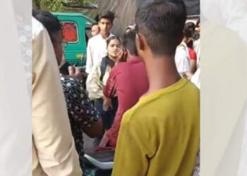 मोबाइल लूट कानपुर: बहादुर छात्र डाकू को पकड़ता है, उसे सड़क पर चप्पल के साथ मारता है