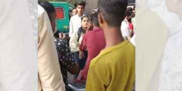 मोबाइल लूट कानपुर: बहादुर छात्र डाकू को पकड़ता है, उसे सड़क पर चप्पल के साथ मारता है
