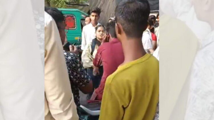 मोबाइल लूट कानपुर: बहादुर छात्र डाकू को पकड़ता है, उसे सड़क पर चप्पल के साथ मारता है