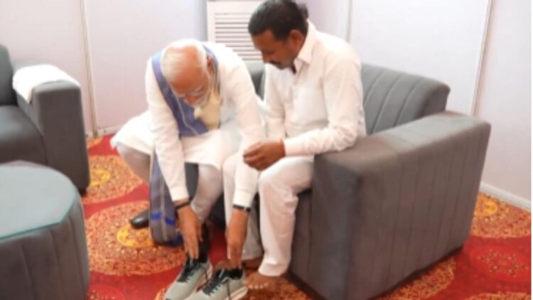 यह भाजपा कार्यकर्ता 14 साल तक नंगे पैर चला गया, जब तक कि उसे आखिरकार अपनी इच्छा नहीं मिली - पीएम के साथ एक बैठक