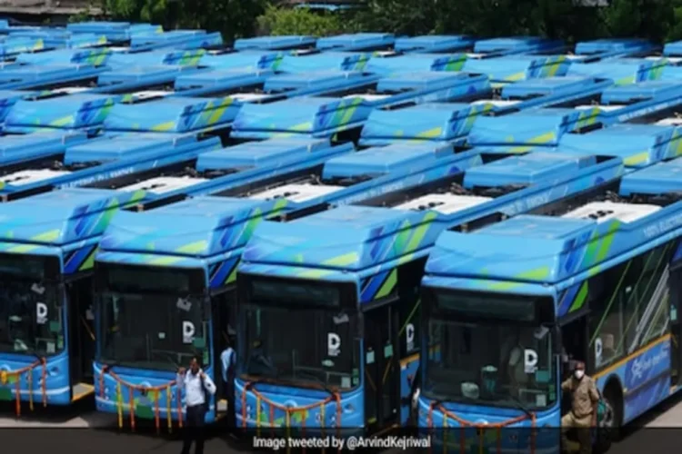 यात्रियों के लिए अच्छी खबर! दिल्ली सीएम रेखा गुप्ता 670 नई बसें उपलब्ध कराने के लिए, यह जांचें कि यह कैसे भीड़ को कम करेगा