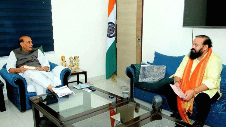 विंग कमांडर द्विवेदी ने राजनाथ सिंह को 'अतामा रक्ष विगयान' पिच किया - देशभक्ति शिक्षा का एक नया युग शुरू होता है