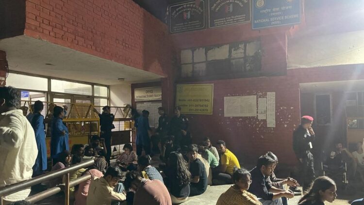 सहयोगी प्रतिद्वंद्वियों को बदल देते हैं क्योंकि जेएनयू बाएं विभाजित उच्च-दांव छात्र चुनावों से आगे खुले हैं
