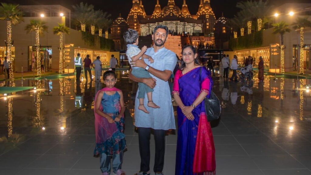 "अयोध्या से अबू धाबी तक - श्री अरुण योगिराज ने BAPS मंदिर को 'भारतीय संस्कृति के लिए वैश्विक श्रद्धांजलि' के रूप में वर्णित किया है।"