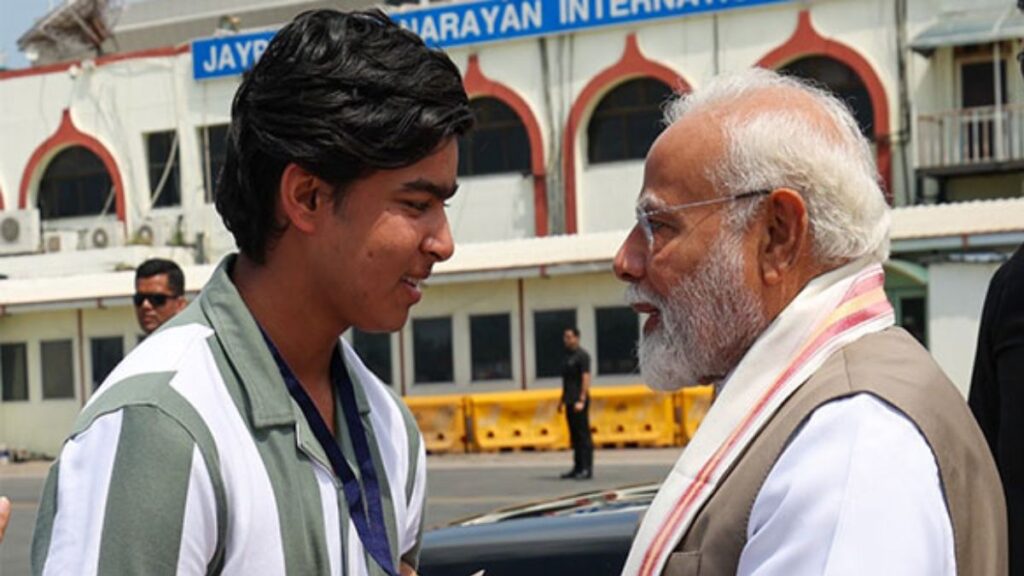 पीएम मोदी पटना हवाई अड्डे पर 14 वर्षीय क्रिकेट सनसनी वैभव सूर्यवंशी से मिलते हैं