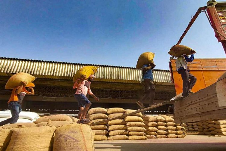 भारत की ग्रीष्मकालीन हार्वेस्ट माल बूम को खिलाता है, लेकिन किसानों ने कीमत चुकाई है