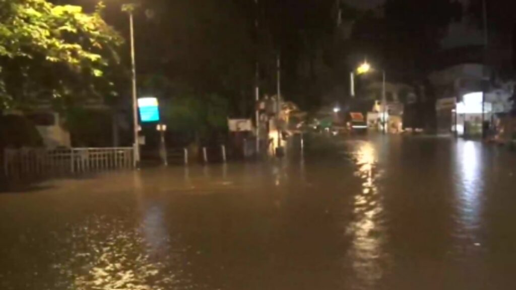 मुंबई के कुछ हिस्सों में भारी बारिश के बाद जलभराव का सामना करना पड़ता है