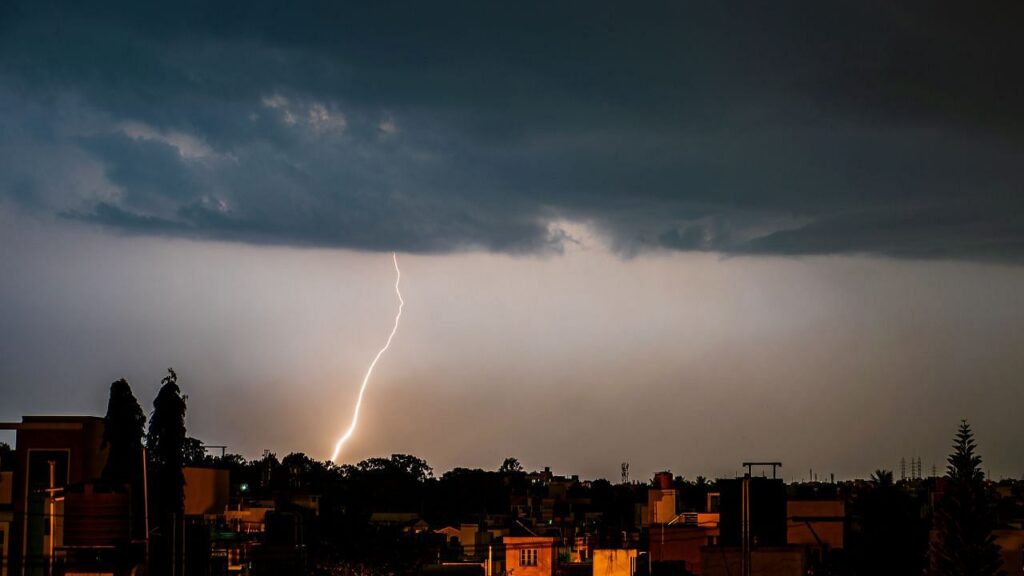 मुंबई वर्षा: गरज के साथ और बारिश ने शहर को हिट किया, आईएमडी 11 मई तक अधिक बारिश का पूर्वानुमान लगाता है
