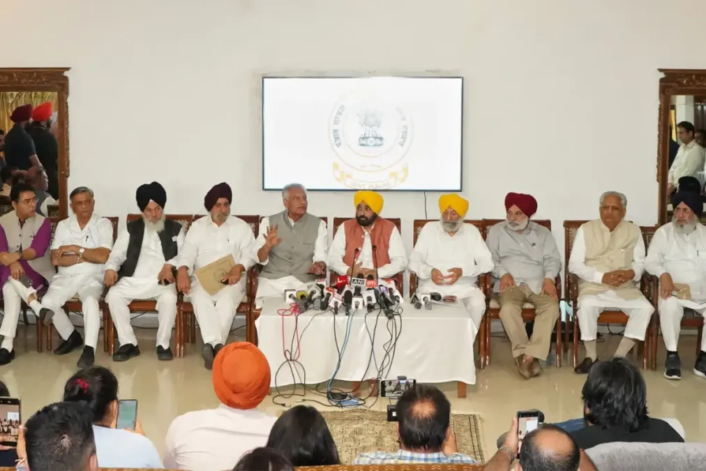 सीएम के नेतृत्व में, राज्य के सभी राजनीतिक दल राज्य के पानी को बचाने के लिए एकता के दुर्लभ शो को प्रदर्शित करते हैं