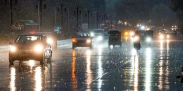 भारी बारिश, दिल्ली-एनसीआर में गूढ़ हवाएँ झपकी लेती हैं; रेड अलर्ट जारी किया गया, उड़ान सेवाएं प्रभावित हुईं