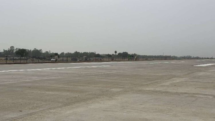 IAF का राफेल, MIG-29 भारत की पहली रात के लैंडिंग हवाई पट्टी पर गंगा एक्सप्रेसवे पर यूपी में प्रदर्शित करने के लिए।