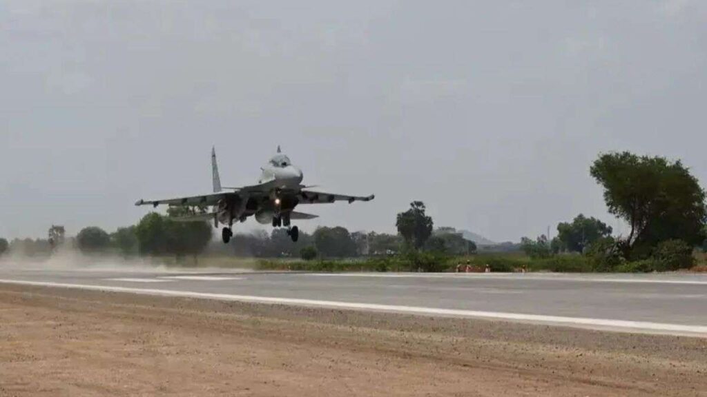 IAF जेट लैंडिंग: गंगा एक्सप्रेसवे अप में चौथा हवाई पट्टी बन जाता है भारत में ऐसे राजमार्गों की सूची