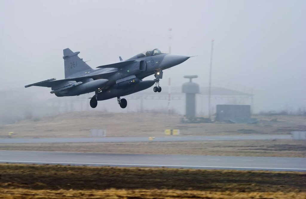 IAF 'भूमि और गो' ड्रिल शुरू करता है: जम्मू और कश्मीर में आपातकालीन लैंडिंग सुविधाओं के बारे में जानें