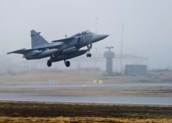 IAF 'भूमि और गो' ड्रिल शुरू करता है: जम्मू और कश्मीर में आपातकालीन लैंडिंग सुविधाओं के बारे में जानें