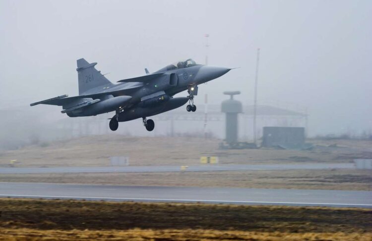 IAF 'भूमि और गो' ड्रिल शुरू करता है: जम्मू और कश्मीर में आपातकालीन लैंडिंग सुविधाओं के बारे में जानें
