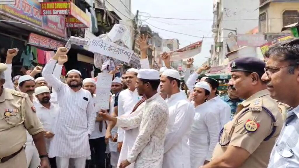 देश भर के मुसलमान शुक्रवार की प्रार्थना के बाद पहलगाम हमले के खिलाफ विरोध मार्च | घड़ी