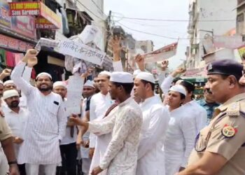 देश भर के मुसलमान शुक्रवार की प्रार्थना के बाद पहलगाम हमले के खिलाफ विरोध मार्च | घड़ी