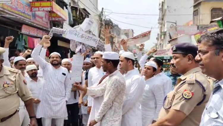 देश भर के मुसलमान शुक्रवार की प्रार्थना के बाद पहलगाम हमले के खिलाफ विरोध मार्च | घड़ी