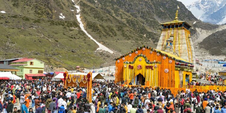 केदारनाथ धाम यात्रा के पहले दिन 30,000 से अधिक भक्तों का स्वागत करता है