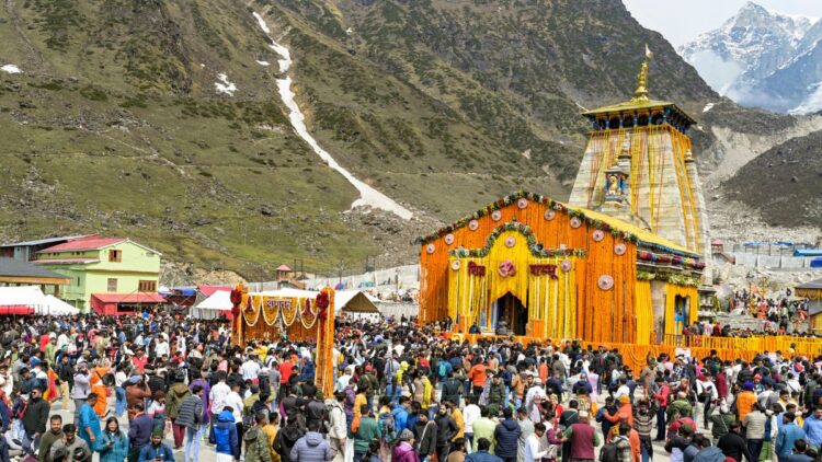 केदारनाथ धाम यात्रा के पहले दिन 30,000 से अधिक भक्तों का स्वागत करता है