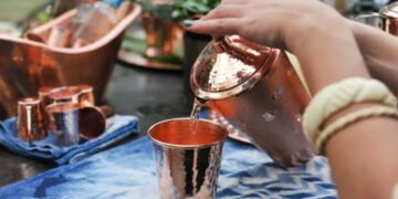 तांबे के बर्तन में हल्दी का पानी पीना स्वास्थ्य के लिए फायदेमंद है; स्वास्थ्य लाभों को जानें
