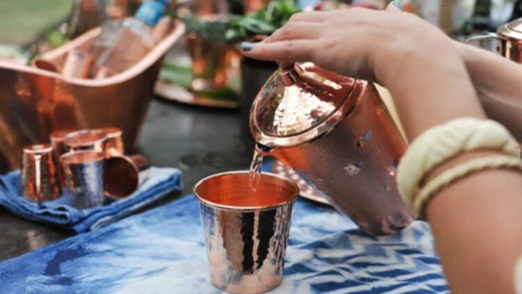 तांबे के बर्तन में हल्दी का पानी पीना स्वास्थ्य के लिए फायदेमंद है; स्वास्थ्य लाभों को जानें