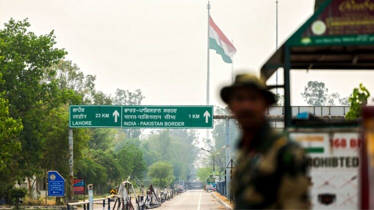 भारत पाकिस्तान से सभी आयातों को पाहलगाम आतंकी हमले पर तत्काल प्रभाव से प्रतिबंधित करता है