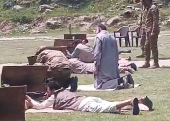 पाकिस्तानी आर्मी ने स्थानीय लोगों को पावलगाम हमले के बाद संभावित भारतीय प्रतिशोध के खतरों के बीच पोक में स्थानीय लोगों को प्रशिक्षित किया: वीडियो