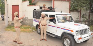 पाकिस्तानी संचालकों के लिए संवेदनशील सैन्य जानकारी लीक करने के लिए अमृतसर में दो गिरफ्तार किए गए