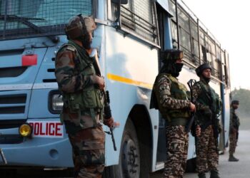 सेना के वाहन के रूप में मारे गए तीन सैनिक सड़क से दूर, जेके के रामबान में कण्ठ में गिर गए