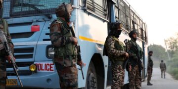 सेना के वाहन के रूप में मारे गए तीन सैनिक सड़क से दूर, जेके के रामबान में कण्ठ में गिर गए