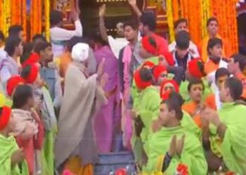 CHAR DHAM YATRA 2025: BADRINATH DHHAM DOORS भारतीय सेना बैंड की मधुर धुनों के साथ भक्तों के लिए खुला है घड़ी
